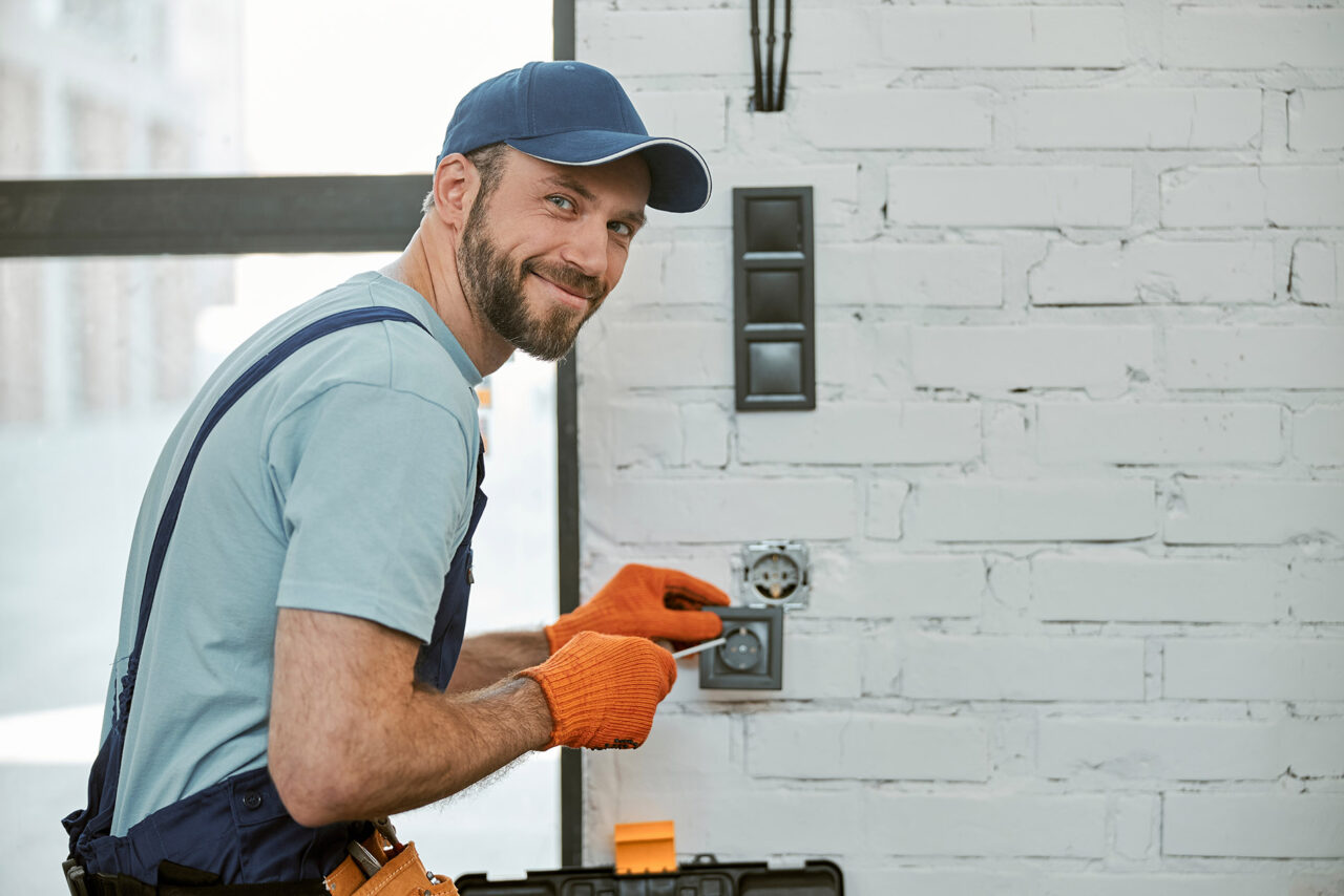 Electricista autorizado instalando un mecanismo eléctrico en una vivienda de Tenerife