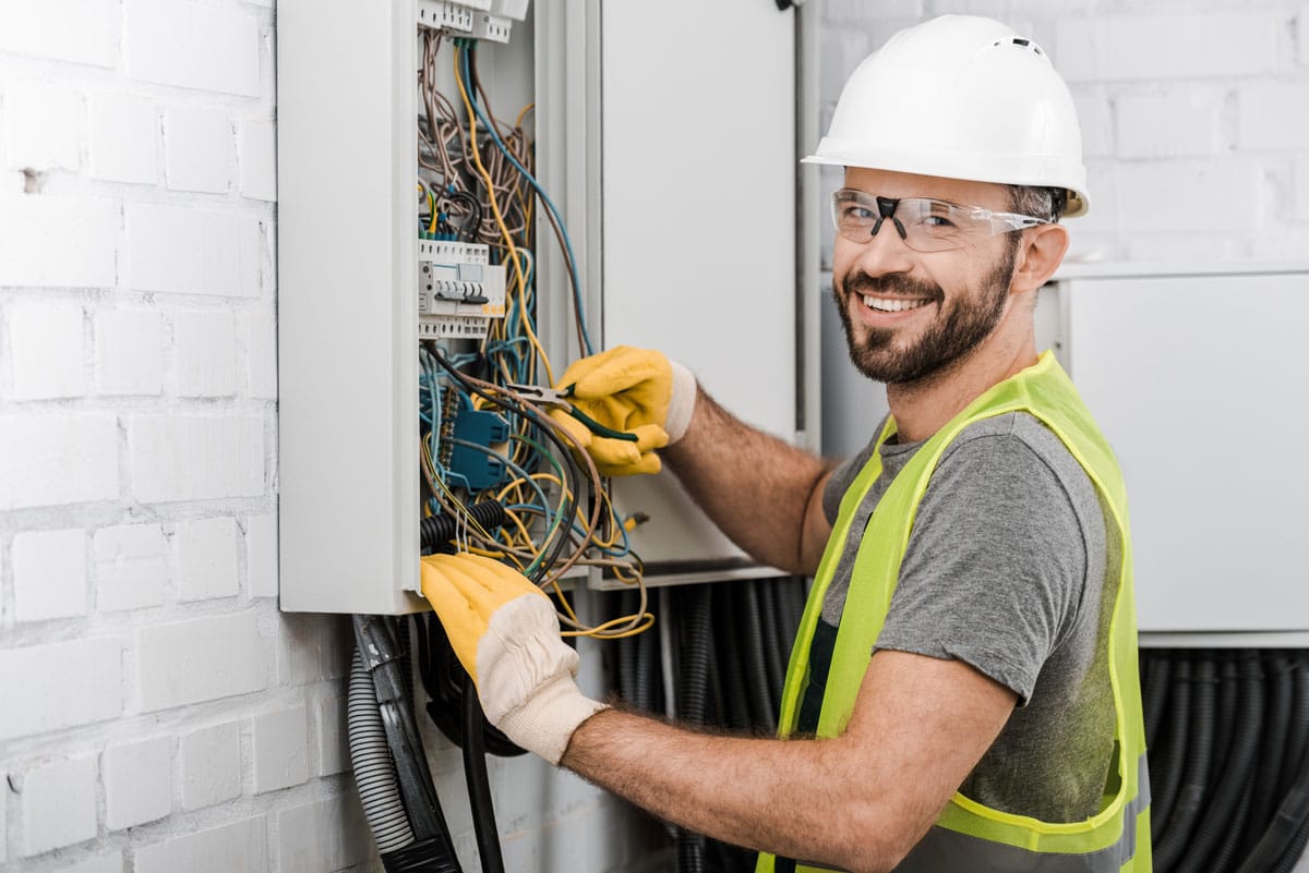 Electricista de urgencia trabajando en la caja de conexiones de una vivienda en Tenerife