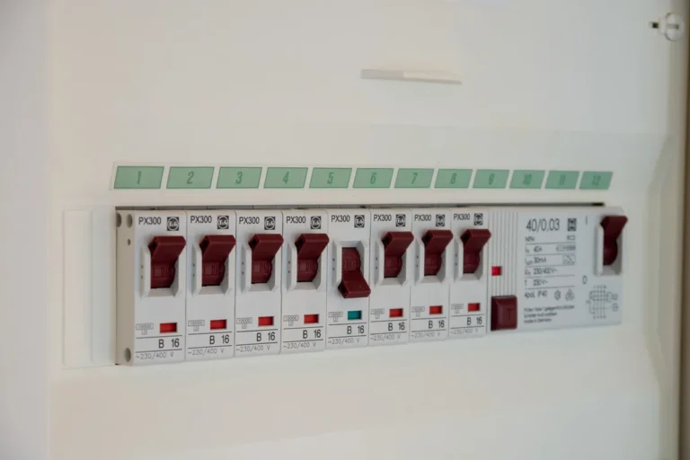 Cuadro eléctrico moderno con interruptores automáticos, un diferencial y sus circuitos numerados
