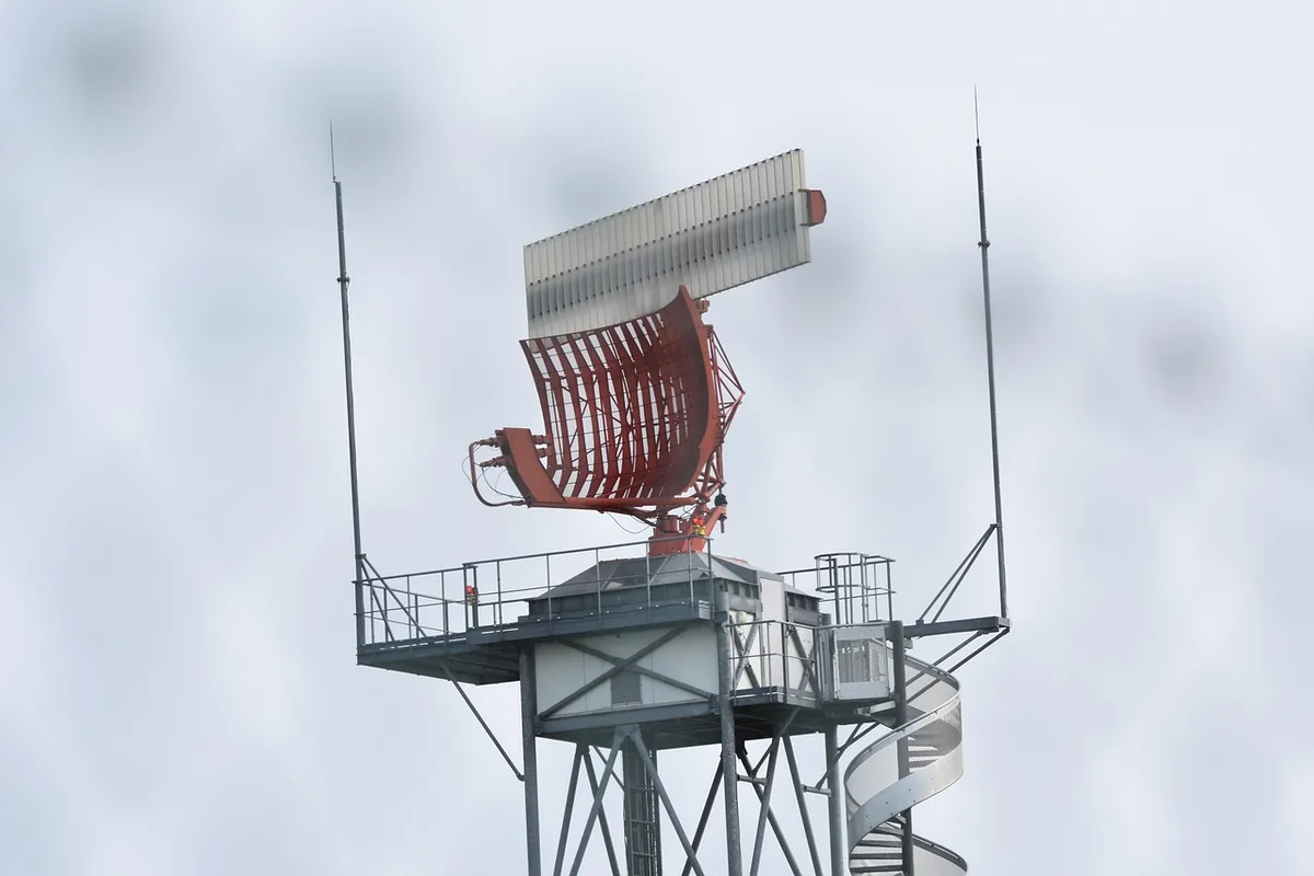 Antena de radar de un aeropuerto sobre su torre metálica