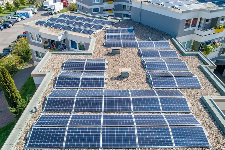 Placas solares instaladas en la azotea plana de un bloque de apartamentos