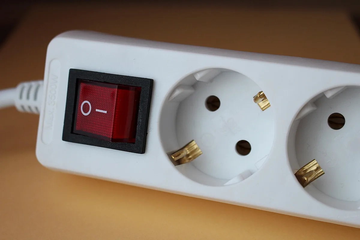Regleta blanca con enchufes de tipo europeo e interruptor rojo
