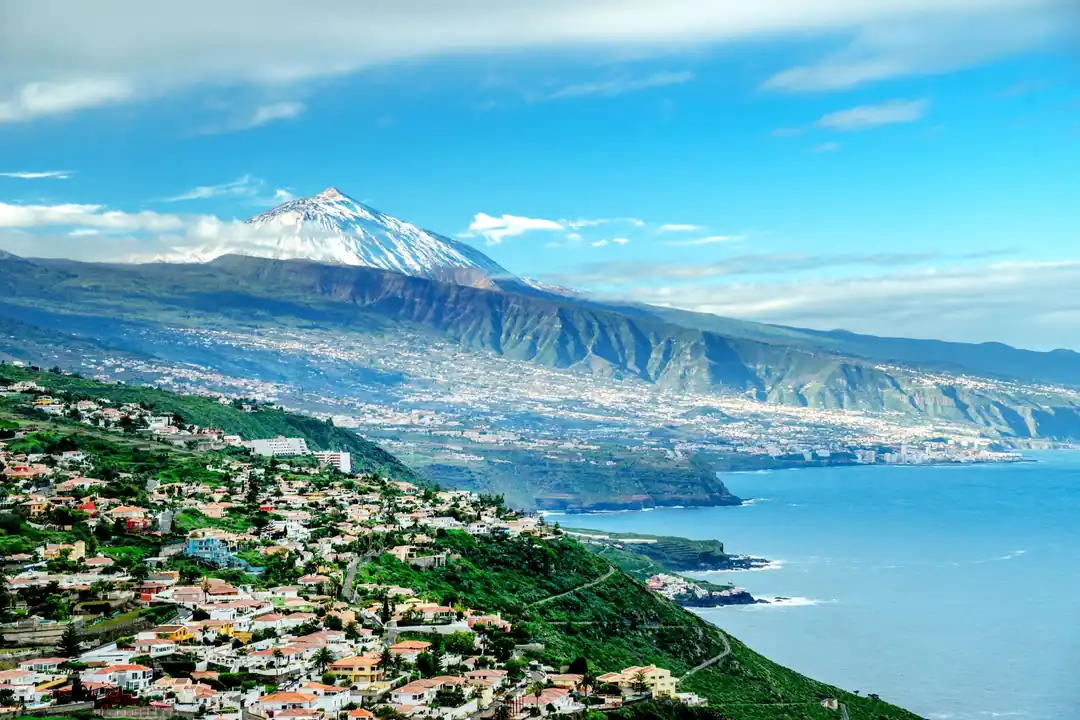 Casas blancas y de colores en la costa norte de Tenerife, con el Teide nevado al fondo
