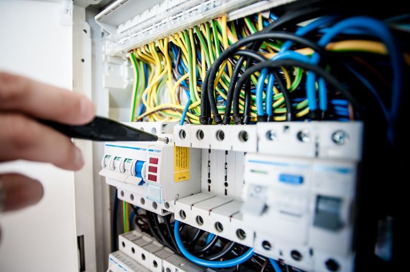 Técnico revisando cuadro eléctrico para boletín eléctrico CIE en Tenerife