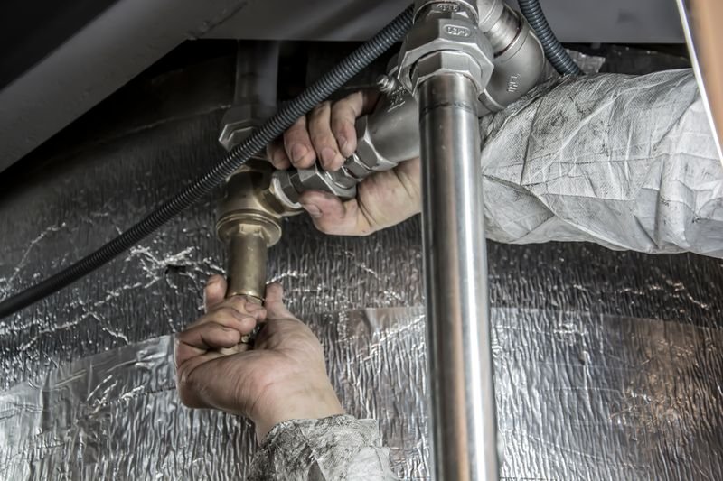 Técnico reparando calentador de gas a domicilio en Tenerife